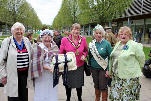 1bLInda - Baton with official entourage at Wyvale.jpg